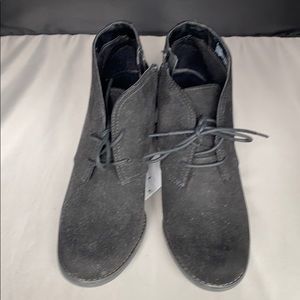 Black universal threads lace up booties